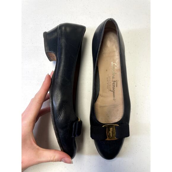 SALVATORE FERRAGAMO Women's Black Leather Vara Bow Low Pump Size 7.5AA - Picture 3 of 11